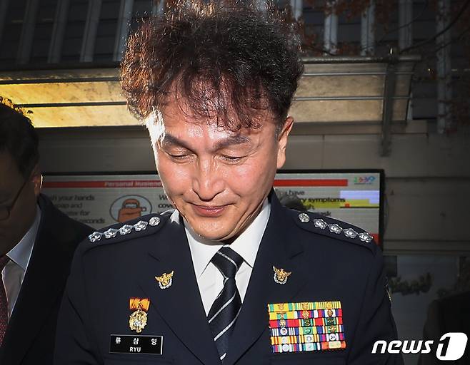행정안전부 경찰국 신설에 반대하며 전국경찰서장(총경) 회의를 주도했던 류삼영 총경(전 울산중부경찰서장)이 8일 오후 서울 서대문구 경찰청에서 열린 징계위원회에 출석하기 앞서 이태원 참사 당시 경찰의 대응이 부족했던 점에 대해 희생자들과 유가족들에게 고개 숙여 사과하고 있다.. 2022.12.8/뉴스1 ⓒ News1 민경석 기자
