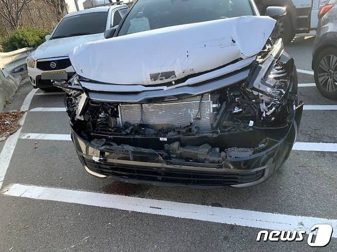 7일 오전 광주 서구 무진대로 일대에서 기아 오토랜드 광주공장 완성차 로드탁송 중이던 SUV 차량이 사고 발생으로 파손돼 있다. (온라인 커뮤니티 캡쳐) 2022.12.7/뉴스1  DBⓒ News1