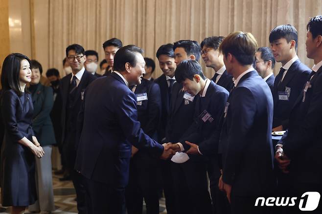 윤석열 대통령과 김건희 여사가 8일 오후 청와대 영빈관에서 열린 카타르 월드컵 축구 국가대표팀 환영 만찬에서 선수들과 악수하고 있다. (대통령실 제공) 2022.12.8/뉴스1 ⓒ News1 오대일 기자