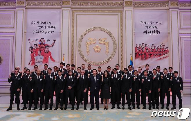 윤석열 대통령과 김건희 여사가 8일 오후 청와대 영빈관에서 열린 카타르 월드컵 축구 국가대표팀 환영 만찬에서 파울루 벤투 감독을 비롯한 코칭스태프 및 선수들과 기념촬영을 하고 있다. (대통령실 제공) 2022.12.8/뉴스1 ⓒ News1 오대일 기자