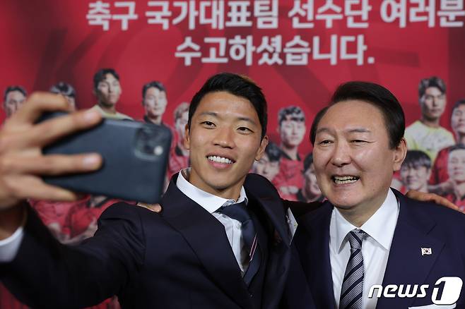 윤석열 대통령이 8일 오후 청와대 영빈관에서 열린 카타르 월드컵 축구 국가대표팀 환영 만찬에서 황희찬 선수와 셀카를 찍고 있다. (대통령실 제공) 2022.12.8/뉴스1 ⓒ News1 오대일 기자