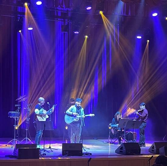 백영규는 데뷔 40년을 넘긴 요즘도 여전히 늦은 밤까지 곡과 가사를 쓰고, 새로운 무대를 꾸미고 기획하는 창작활동에 여념이 없다. /채널넘버식스 제공