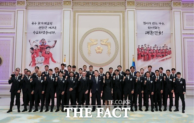 윤석열 대통령과 김건희 여사가 8일 저녁 청와대 영빈관에서 열린 카타르 월드컵 축구 국가대표팀 환영 만찬에서 파울로 벤투 감독 및 선수단, 코치진 등 참석자들과 기념촬영을 하고 있다. /대통령실 제공