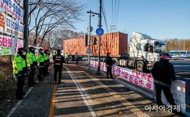 정부가 화물연대에 추가 업무개시명령을 발동한 8일 경기 의왕IDC에서 화물차가 컨테이너를 싣고 이동하고 있다./의왕=강진형 기자aymsdream@