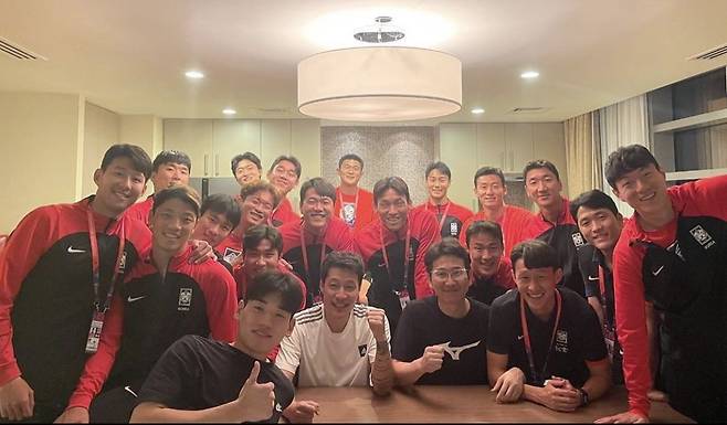 한국 축구 국가대표팀과 안덕수 트레이너(가운데 흰색 반팔티)/안덕수 트레이너 인스타그램