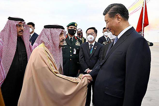 시진핑 중국 국가주석(오른쪽)이 7일(현지시간) 사우디아라비아 수도 리야드에 도착해 리야드주 주지사인 파이살 빈 반다르 빈 압둘아지즈 왕자와 악수하고 있다. 시 주석은 10일까지 사우디에 머문다.