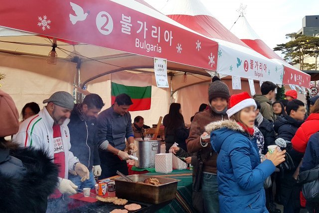 신종 코로나바이러스 감염증(코로나19)이 발생하기 전인 2018년 서울 성북구에서 개최됐던 유럽 전통 크리스마스 마켓에서 사람들이 유럽 음식을 즐기고 있다. 성북구 제공