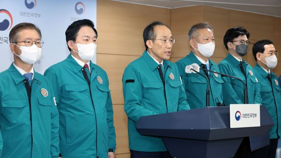 추경호 부총리 겸 기획재정부 장관이 8일 서울 종로구 정부서울청사 브리핑실에서 철강ㆍ석유화학 업무개시명령 발동에 대한 브리핑을 하고 있다. 이날 브리핑에는 원희룡 국토교통부 장관과 한동훈 법무부 장관, 이상민 행안부 장관, 이창양 산업통상자원부 장관, 이정식 고용노동부 장관, 이영 중소벤처기업부 장관, 조승환 해양수산부 장관, 윤희근 경찰청장이 참석했다. 사진=서동일 기자