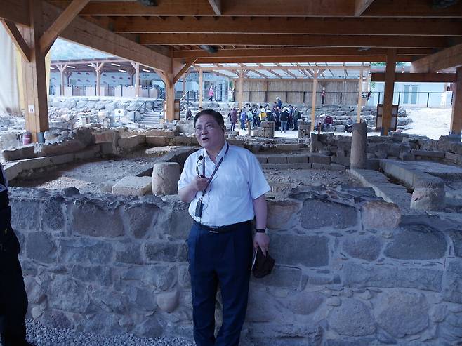 갈릴리 호숫가 막달라 마을 고대 유적지에서 예수의 사역을 설명하고 있는 새에덴교회 담임 소강석 목사. 조현 종교전문기자