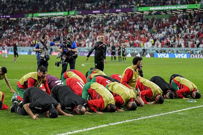 모로코 선수들이 스페인전 승리 뒤 팬들을 향해 인사하고 있다. 알라이얀/AP 연합뉴스