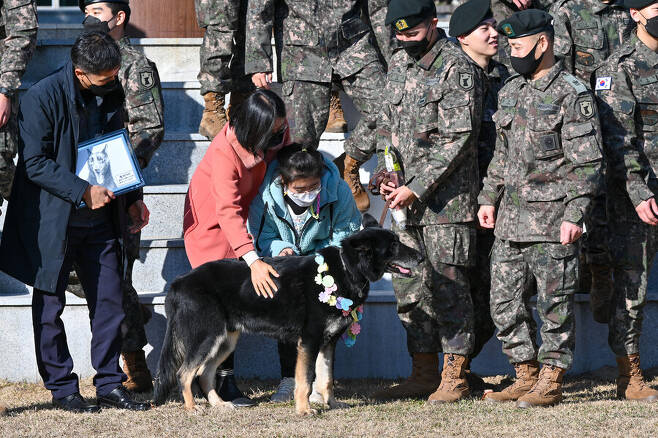 8일 육군32보병사단에서 열린 군견 달관이의 은퇴식에 참석한 조은누리 양 가족이 달관이에게 고마운 마음을 전하고 있다. 육군 제공
