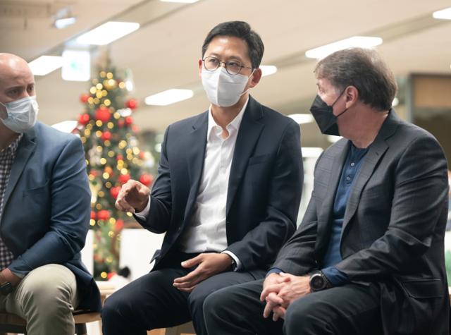 배경훈(가운데) LG AI연구원장이 서울 강서구 LG AI연구원에 방문한 폴 헤네시(오른쪽) 셔터스톡 최고경영자와 이야기를 하고 있다. 셔터스톡은 엑사원의 이미지 캡셔닝, 이미지 생성 기술을 활용하고 있다. LG제공