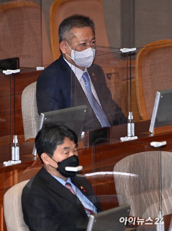 이상민 행정안전부 장관이 8일 오후 서울 여의도 국회에서 열린 본회의에 참석해 자리하고 있다. [사진=김성진 기자]