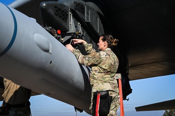 지난 2일(현지시간) 미국 루이지애나주 바크스데일 공군기지에서 장병들이 B-52H 전략폭격기에 극초음속 미사일 '애로우'(ARRW)를 장착하고 있다. 사진 미 공군