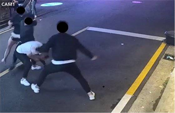 지난 9월 1일 그랜드파 소속 조직원 3명이 주점을 운영하는 백학관파 조직원을 가게 앞에서 기습하는 장면. 사진 전주지검 군산지청