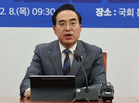 더불어민주당 박홍근 원내대표가 8일 국회에서 열린 예산안 관련 기자회견에서 정부와 여당의 예산안 협상을 비판하고 있다. 연합뉴스