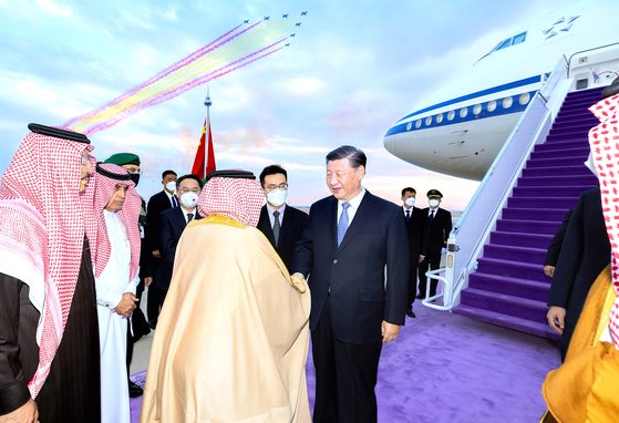 7일 시진핑(왼쪽) 중국 국가주석이 사우디아라비아 수도 리야드 국제 공항에 도착해 환영을 받고 있다. 하늘에는 시 주석의 국빈 방문을 환영하는 전투기 편대가 축하 비행을 하고 있다. 신화=연합뉴스