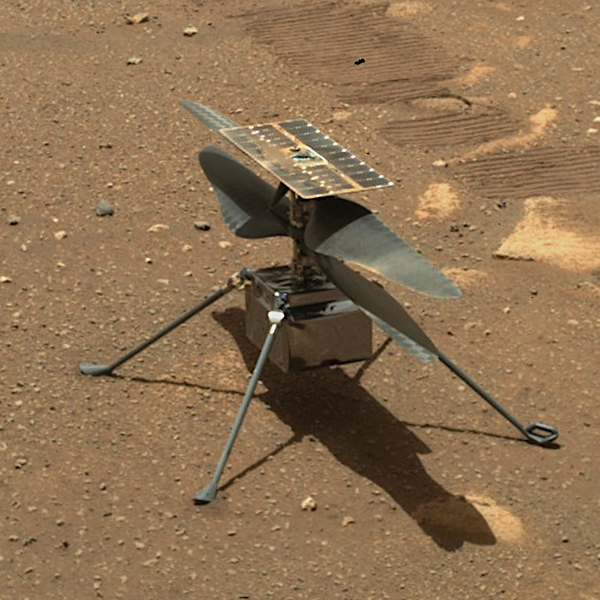 미국 항공우주국(NASA)이 화성에 파견한 무인 헬기 ‘인제뉴어티’가 지난해 4월7일(미국시간) 화성 표면에 착륙해 있다.  인제뉴어티는 지난 3일 35번째 비행에서 최고 고도를 기록했다. NASA 제공