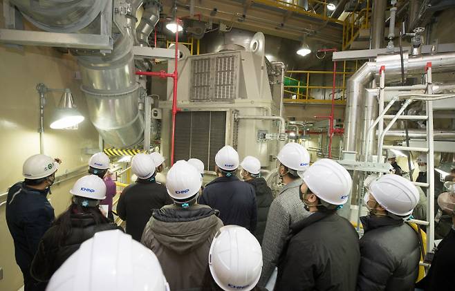 취재진이 신한울 2호기 원자로냉각재펌프(RCP)를 살펴보고 있다. 한국수력원자력 제공