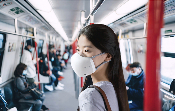 A model wears LG Electronics' PuriCare Wearable Air Purifier, an electronic mask. [LG ELECTRONICS]