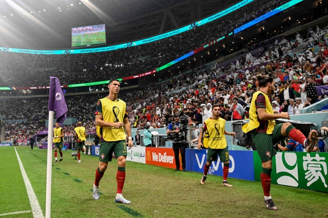 호날두가 7일 오전 카타르 알다옌의 루사일 스타디움에서 열린 스위스와의 카타르 월드컵 16강전에서 교체 멤버로 몸을 풀고 있다. AFP연합뉴스