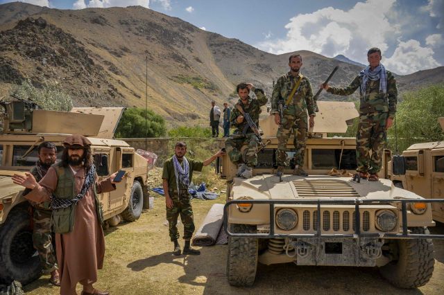 아프간 판지시르에 집결한 탈레반 반대 무장 저항군. AFP연합뉴스