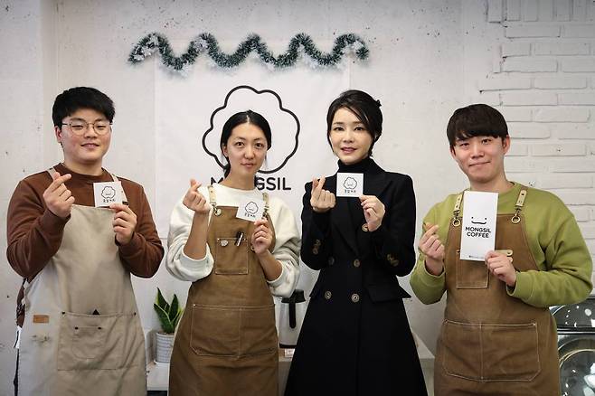 [서울=뉴시스] 윤석열 대통령 부인 김건희 여사가 8일 부산 금정구 사회적 기업 형태 카페인 몽실커피를 방문해 카페 운영 청년들과 기념촬영을 하고 있다. (사진=대통령실 제공) 2022.12.08. *재판매 및 DB 금지