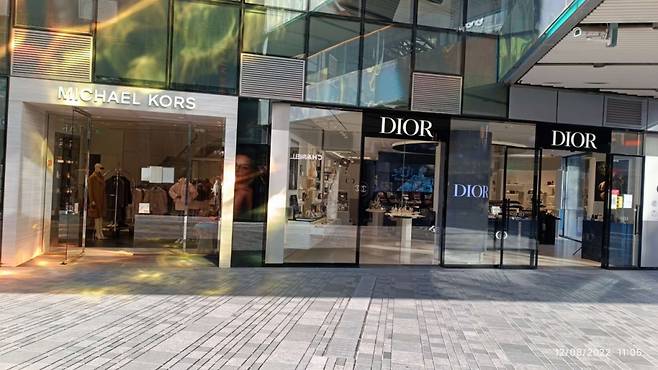 베이징 타이구리 내 명품 거리. 두 브랜드 매장이 나란히 붙어 있지만 왼쪽은 기존 스캔 용지를 없앤 반면 다른 한쪽은 여전히 QR코드를 붙인 채 PCR 검사 결과를 요구하고 있다./사진=김지산 특파원