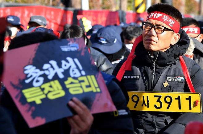 [광주=뉴시스] 이영주 기자 = 8일 오후 광주 광산구 평동역 교차로에서 화물연대 광주지역본부의 총파업 15일차 총력투쟁 결의대회가 열리고 있다. 2022.12.08.