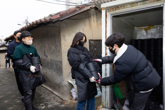 넥센타이어 임직원들이 지난 7일 서울 동작구에서 연탄 나눔 봉사활동을 하고 있다. 넥센타이어 제공