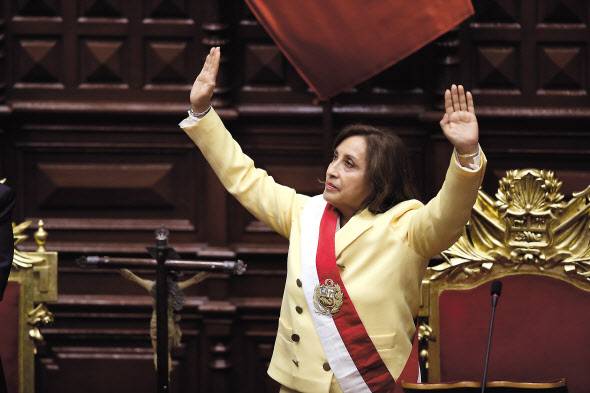 페루 의회는 대통령 탄핵안 가결 후 디나 볼루아르테 부통령을 새 대통령으로 추대했다. 그는 페루의 첫 여성 대통령으로 임기는 오는 2026년까지다. [AP]