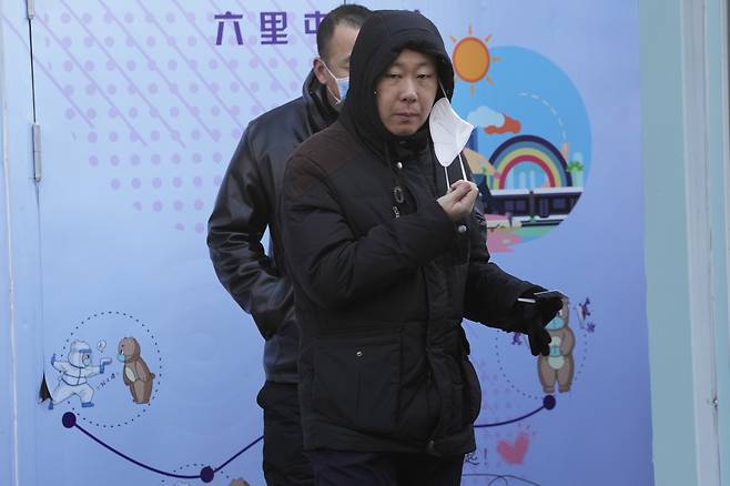 중국 베이징의 코로나19 검사소에서 한 시민이 검사를 마치고 나오는 모습 [AP]