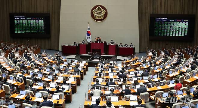 [서울=뉴시스] 추상철 기자 = 8일 오후 서울 여의도 국회에서 열린 제400회국회(정기회) 제400-14차 본회의. 2022.12.08. scchoo@newsis.com