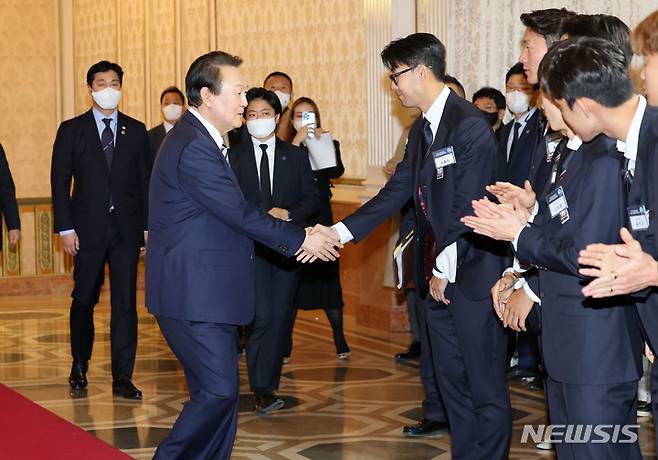 [서울=뉴시스] 홍효식 기자 = 윤석열 대통령이 8일 청와대 영빈관에서 열린 카타르 월드컵 축구 국가대표팀 환영 만찬에 앞서 손흥민 선수 등 선수단과 인사하고 있다. (대통령실통신사진기자단) 2022.12.08. yesphoto@newsis.com