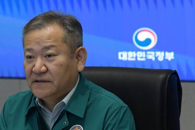 이상민 행정안전부 장관이 7일 정부서울청사에서 화물연대 집단운송거부 및 코로나19 중대본 회의를 주재하고 있다. 박종민 기자