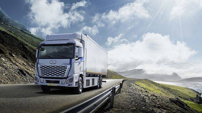 엑시언트 수소전기트럭 6x4 윙 바디.