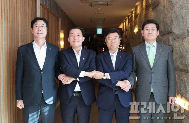 ▲정명근 화성시장(왼쪽부터), 이재준 수원시장, 신상진 성남시장, 이상일 용인시장이 손을 맞잡고 있는 모습. ⓒ수원시