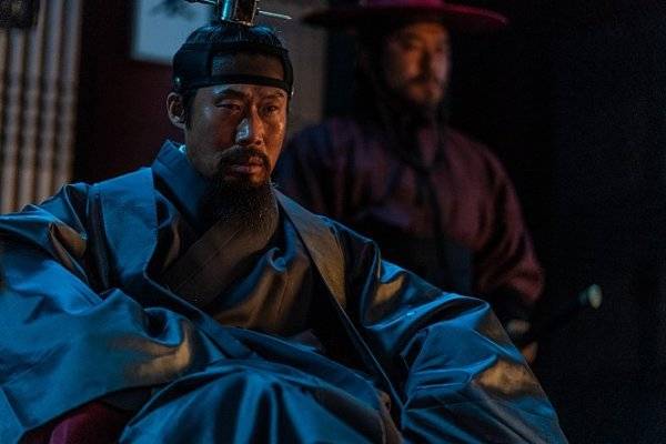역사적 사실에 상상력을 더한 스릴러 사극 ‘올빼미’가 역사 왜곡 논란 없이 흥행 순항 중이다. 사진은 유해진이 연기한 인조의 모습을 담은 영화의 한 장면. 사진제공｜NEW