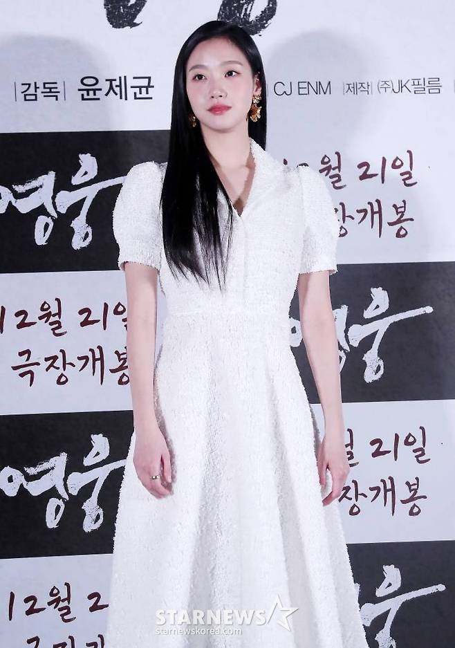 배우 김고은이 8일 오후 서울 용산구 아이파크몰 CGV에서 진행된 뮤지컬 영화 '영웅' 언론시사회 및 기자간담회에 참석해 포즈를 취하고 있다. '영웅'은 1909년 10월, 하얼빈에서 이토 히로부미를 사살한 뒤 일본 법정의 사형 판결을 받고 순국한 안중근 의사가 거사를 준비하던 때부터 죽음을 맞이하던 순간까지 잊을 수 없는 마지막 1년을 그린 영화다. 오는 21일 개봉. 2022.12.08 /사진=김창현 기자 chmt@