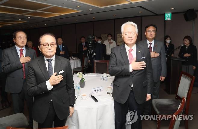 국민의힘 상임고문단 회의 및 오찬 (서울=연합뉴스) 이정훈 기자 = 국민의힘 정진석 비상대책위원장이 8일 서울 영등포구 한 식당에서 열린 상임고문단 회의 및 오찬에서 참석자들과 국기에 경례하고 있다. 2022.12.8 uwg806@yna.co.kr