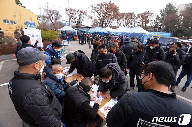 화물연대 파업 16일째인 9일 오전 광주 광산구 진곡화물공영차고지 내 화물연대 광주본부에서 광주 본부 조합원들이 총파업 종료와 현장 복귀 찬반투표를 하고 있다. 2022.12.9/뉴스1 ⓒ News1 이승현 기자