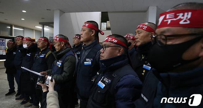 이봉주 민주노총 화물연대 위원장이 8일 대전 대덕구 민주노총 대전지부에서 중앙집행위원회를 마치고 회의결과를 밝히고 있다. 2022.12.8/뉴스1 ⓒ News1 김기태 기자