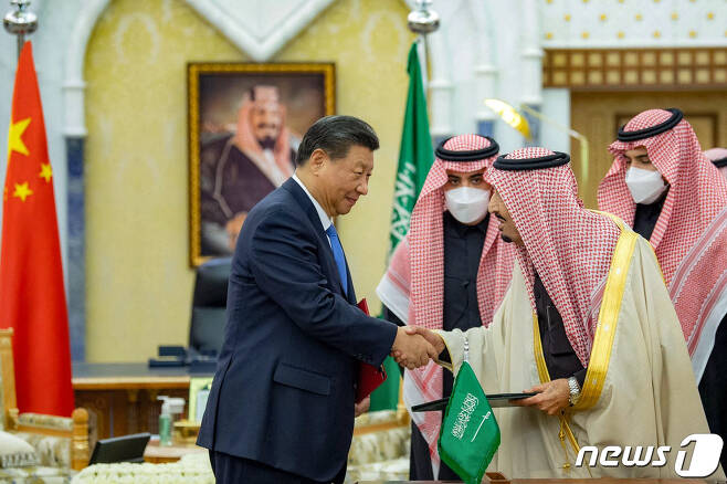 시진핑 중국 국가 주석과 살만 빈 압둘아지즈 알사우드 사우디아라비아 국왕이 8일(현지시간) 리야드에서 '포괄적 전략 동반자 협정'을 교환하고 있다. ⓒ AFP=뉴스1 ⓒ News1 우동명 기자