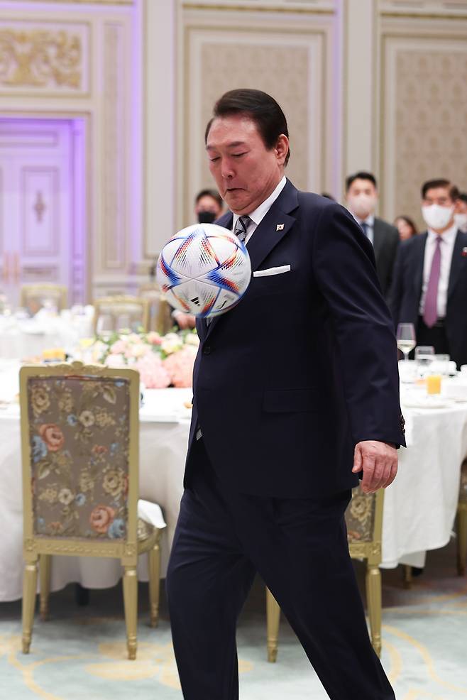 볼트래핑하는 윤석열 대통령 [대통령실 제공, 재판매 및 DB 금지]<저작권자(c) 연합뉴스, 무단 전재-재배포 금지>