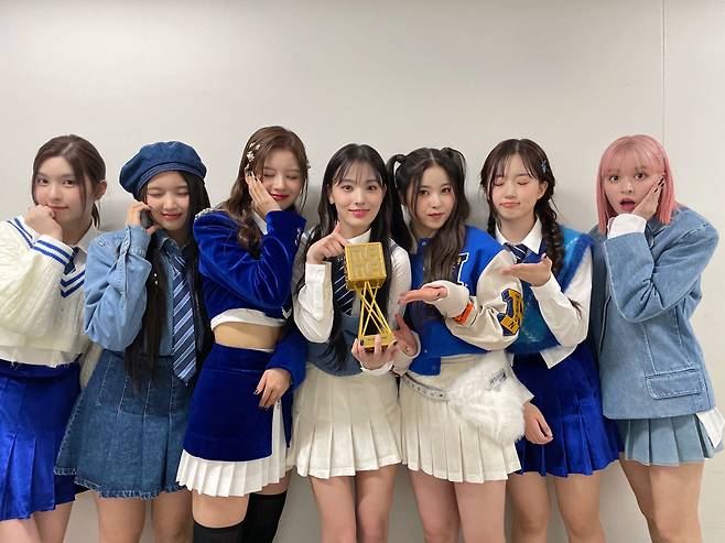 2022 마마 어워즈에서 수상한 엔믹스(왼쪽부터 배이, 지우, 설윤, 지니, 규진, 해원, 릴리). 사진 제공=JYP엔터테인먼트