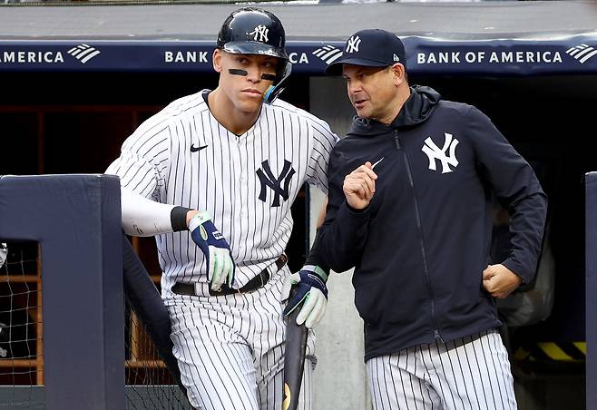 뉴욕 양키스 애런 분 감독(오른쪽)은 애런 저지가 계약기간 동안 중심타자와 리더로 제 몫을 할 것이란 기대감을 갖고 있다. 저지는 이제 양키스 선수단 캡틴 완장을 찬다. AFP연합뉴스