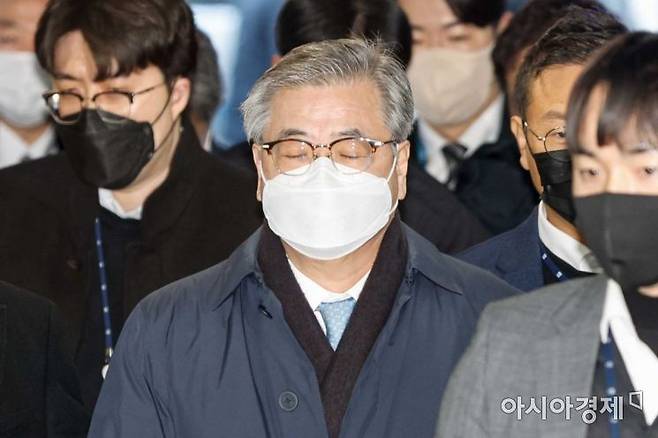 '서해 공무원 피격 사건' 당시 문재인 정부 대북안보라인 최고 책임자였던 서훈 전 청와대 국가안보실장이 2일 서울 서초구 서울중앙지방법원에서 열린 영장실질심사에 출석하고 있다./강진형 기자aymsdream@