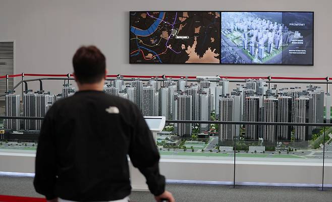 지난 5일 서울 강동구에 위치한 둔촌주공(올림픽파크 포레온) 견본주택내 단지 모형 모습./뉴스1