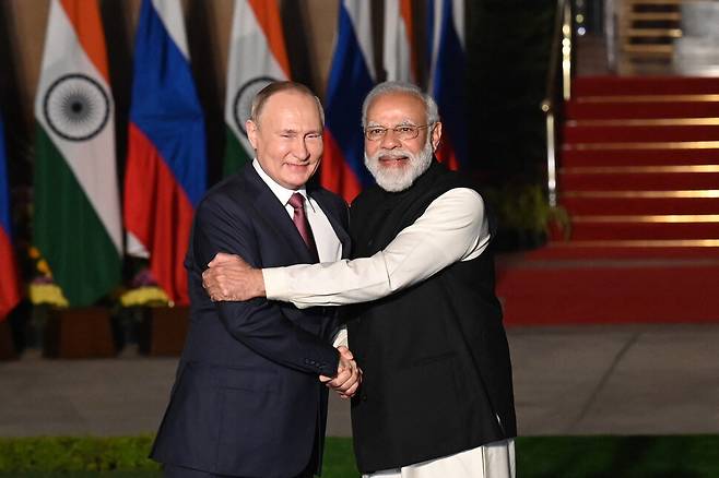 지난해 12월6일 나렌드라 모디 인도 총리(오른쪽)와 블라디미르 푸틴 러시아 대통령(왼쪽)이 인도 뉴델리에서 연례 정상회담 전 만나 포옹하고 있다. AFP 연합뉴스
