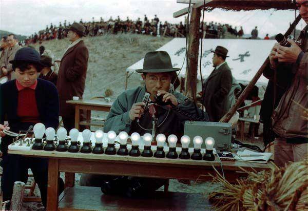 1955년 8월 일본 미치카와에서 펜슬로켓 발사 카운트다운을 하고 있는 이토카와 히데오 동경대 교수. JAXA 제공